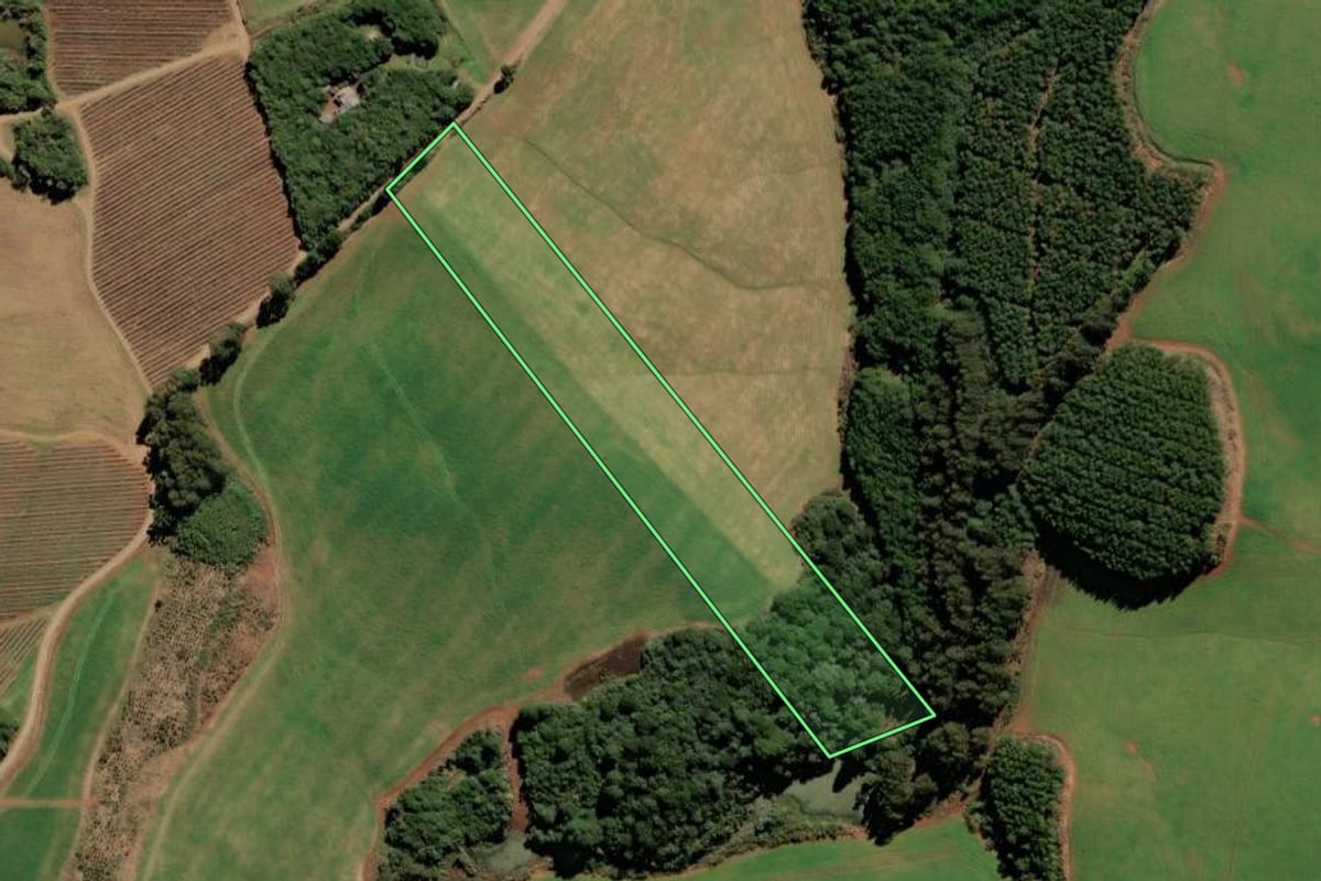 Imagem de satélite do imóvel rural em Fraiburgo (SC), com o contorno declarado no CAR desenhado por cima.
