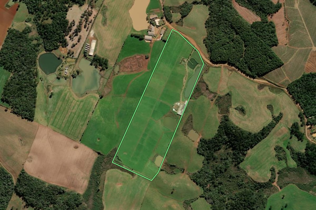 Imagem de satélite do imóvel rural em Fraiburgo (SC), com o contorno declarado no CAR desenhado por cima.