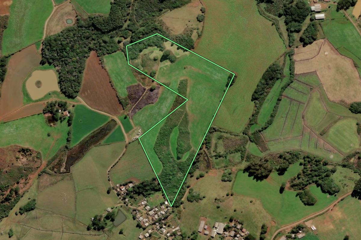Imagem de satélite do imóvel rural em Fraiburgo (SC), com o contorno declarado no CAR desenhado por cima.