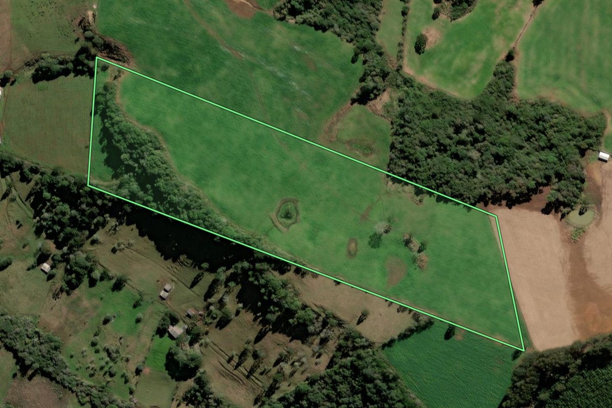 Imagem de satélite do imóvel rural em Fraiburgo (SC), com o contorno declarado no CAR desenhado por cima.