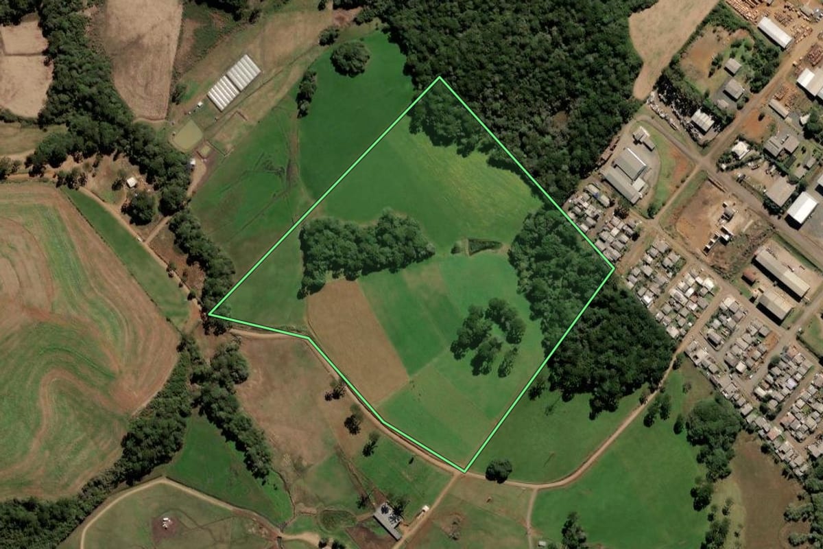 Imagem de satélite do imóvel rural em Fraiburgo (SC), com o contorno declarado no CAR desenhado por cima.