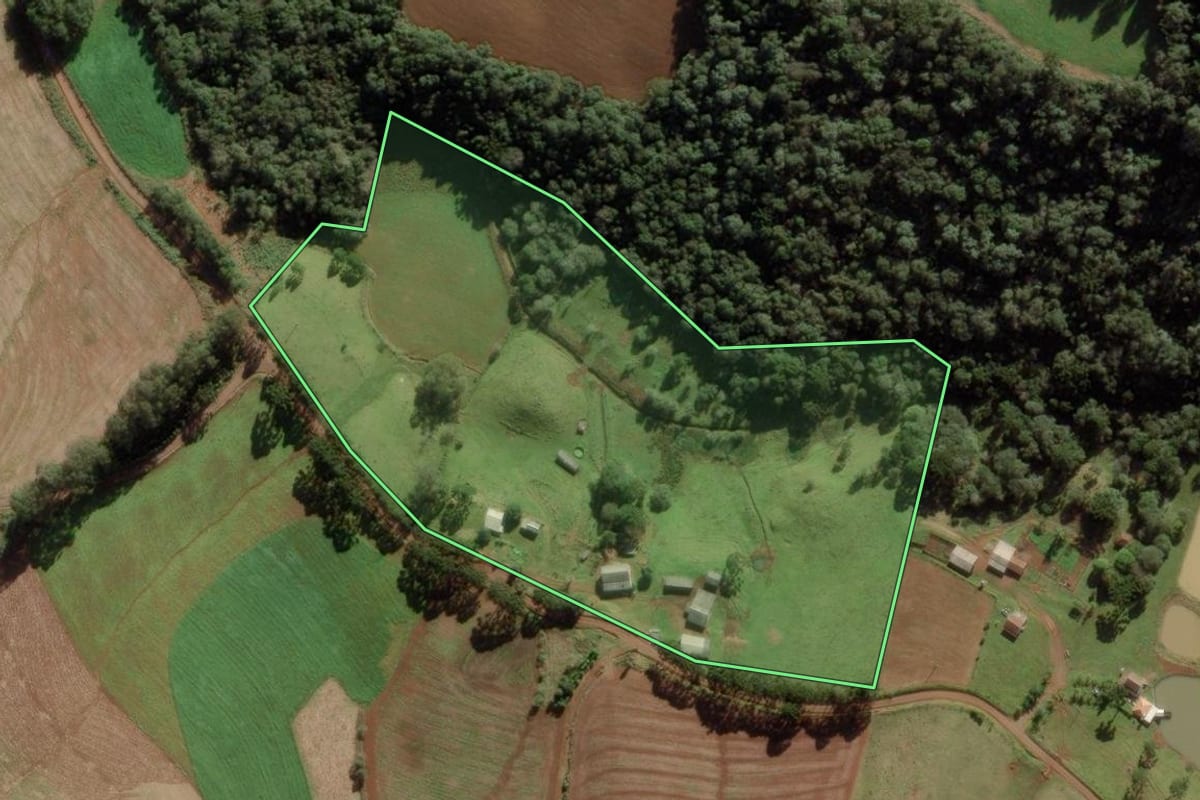 Imagem de satélite do imóvel rural em Fraiburgo (SC), com o contorno declarado no CAR desenhado por cima.