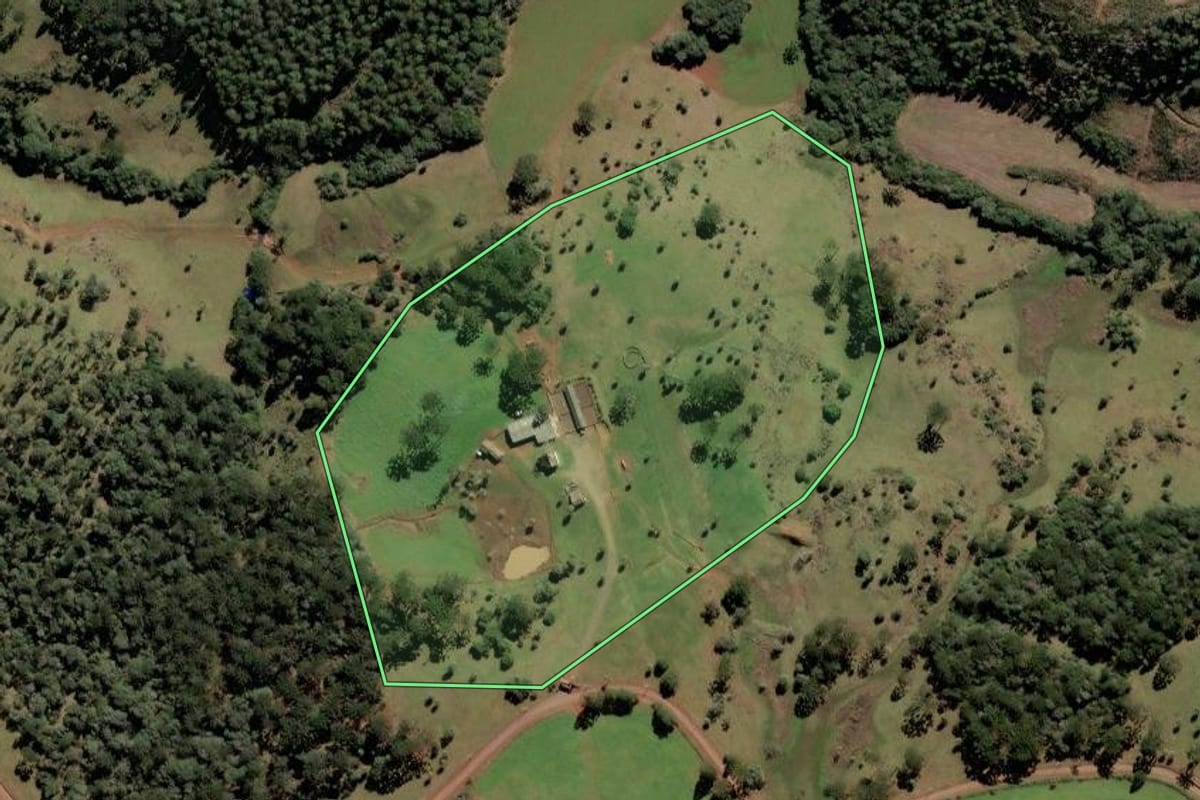 Imagem de satélite do imóvel rural em Fraiburgo (SC), com o contorno declarado no CAR desenhado por cima.