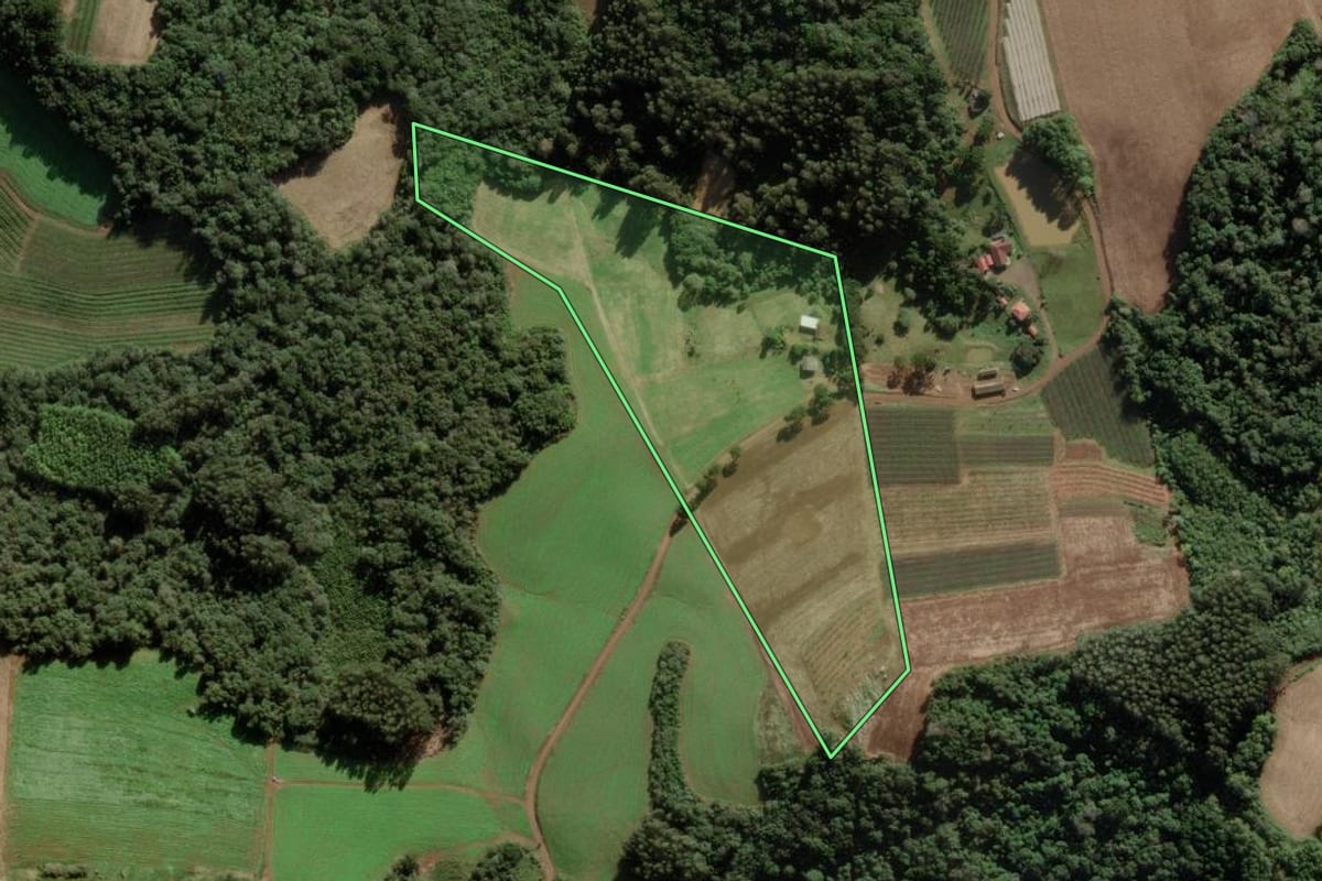 Imagem de satélite do imóvel rural em Fraiburgo (SC), com o contorno declarado no CAR desenhado por cima.