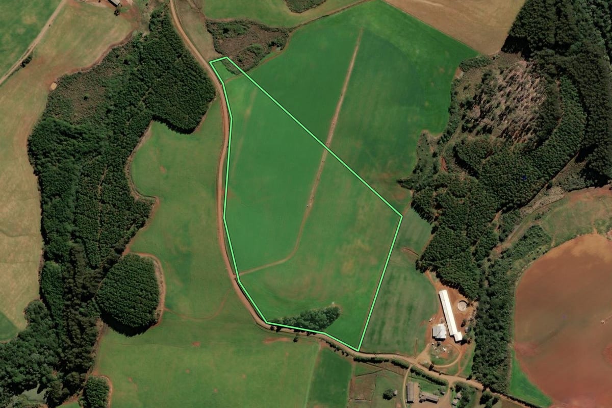 Imagem de satélite do imóvel rural em Fraiburgo (SC), com o contorno declarado no CAR desenhado por cima.