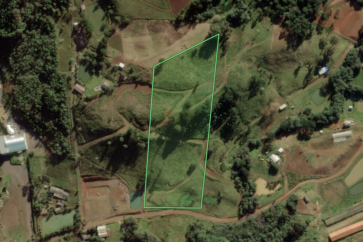 Imagem de satélite do imóvel rural em Fraiburgo (SC), com o contorno declarado no CAR desenhado por cima.