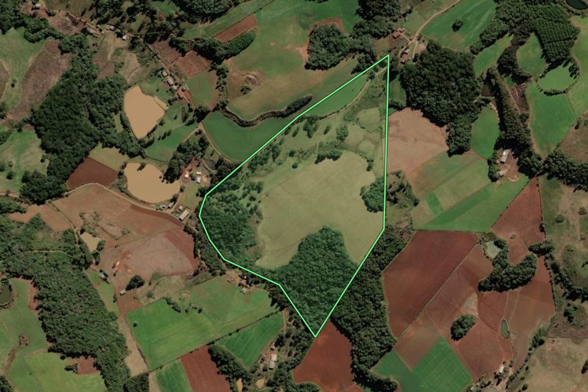 Imagem de satélite do imóvel rural em Fraiburgo (SC), com o contorno declarado no CAR desenhado por cima.