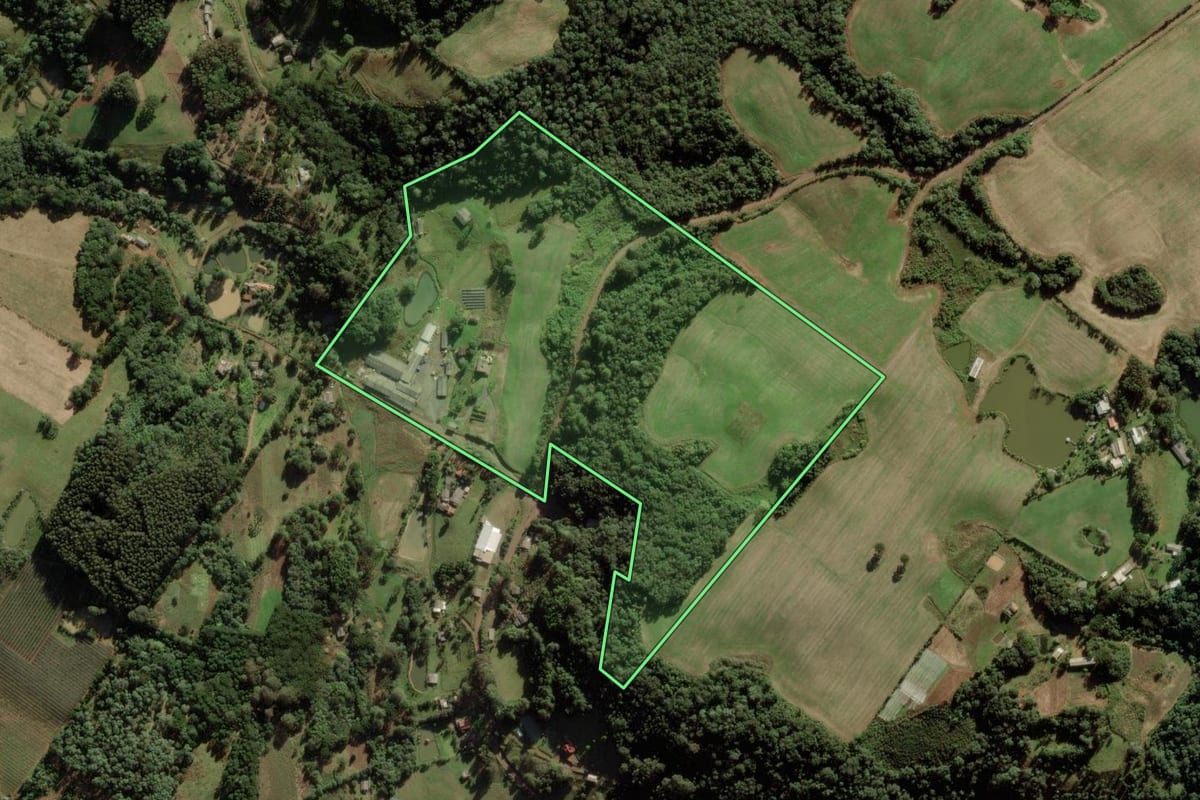 Imagem de satélite do imóvel rural em Fraiburgo (SC), com o contorno declarado no CAR desenhado por cima.