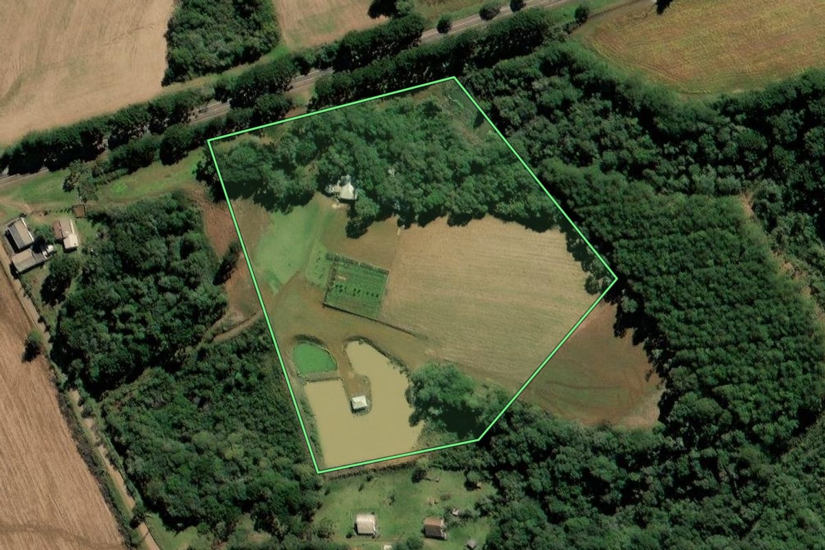 Imagem de satélite do imóvel rural em Fraiburgo (SC), com o contorno declarado no CAR desenhado por cima.