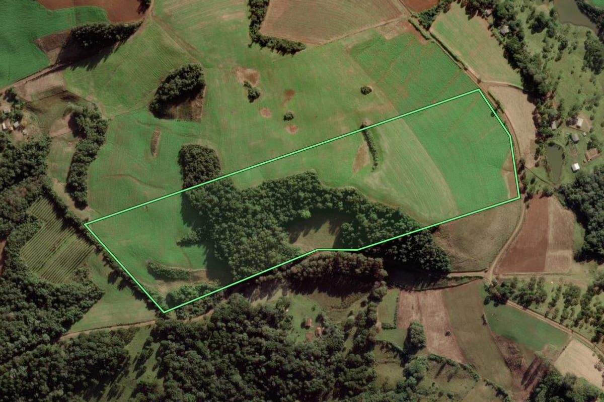 Imagem de satélite do imóvel rural em Fraiburgo (SC), com o contorno declarado no CAR desenhado por cima.