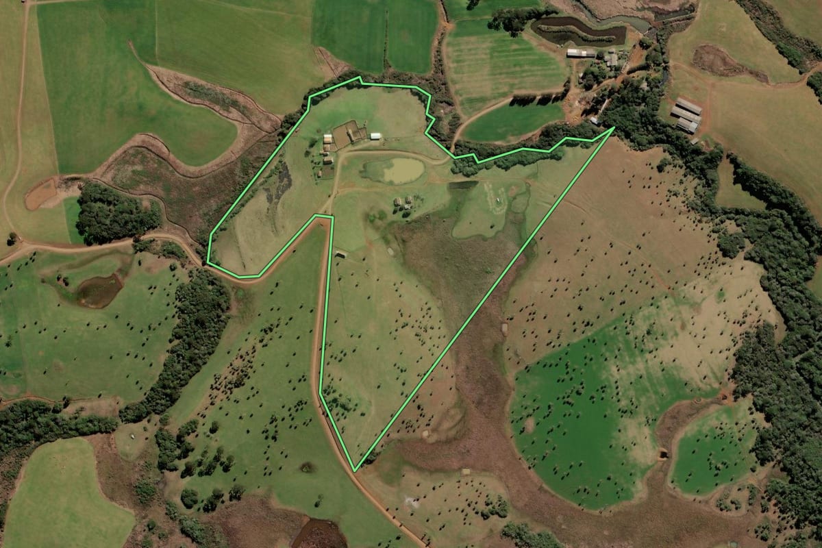 Imagem de satélite do imóvel rural em Fraiburgo (SC), com o contorno declarado no CAR desenhado por cima.