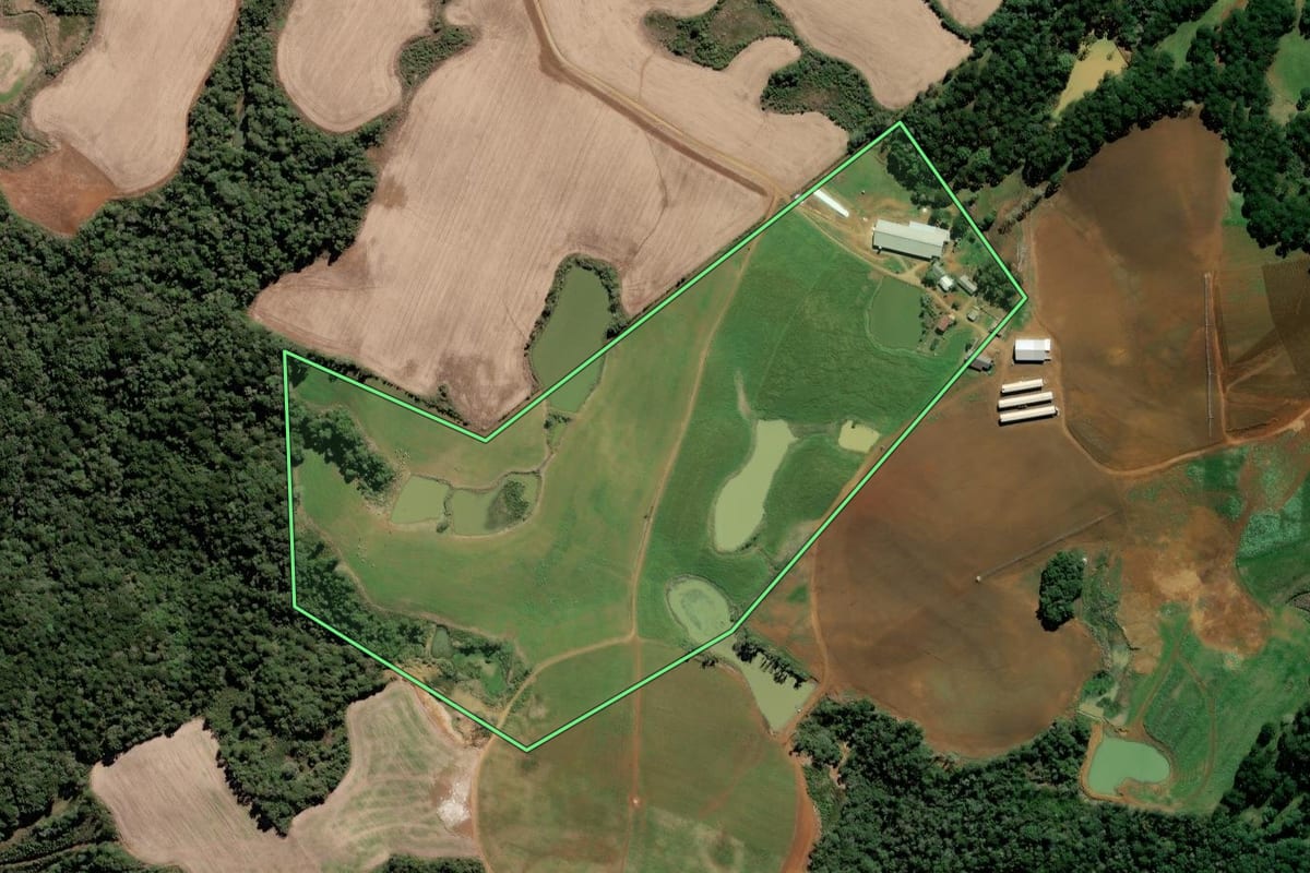 Imagem de satélite do imóvel rural em Fraiburgo (SC), com o contorno declarado no CAR desenhado por cima.