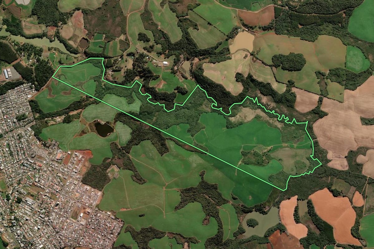 Imagem de satélite do imóvel rural em Fraiburgo (SC), com o contorno declarado no CAR desenhado por cima.