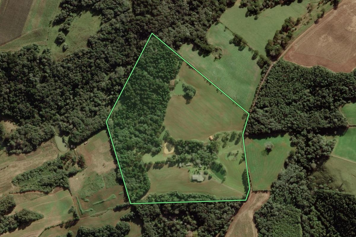 Imagem de satélite do imóvel rural em Fraiburgo (SC), com o contorno declarado no CAR desenhado por cima.
