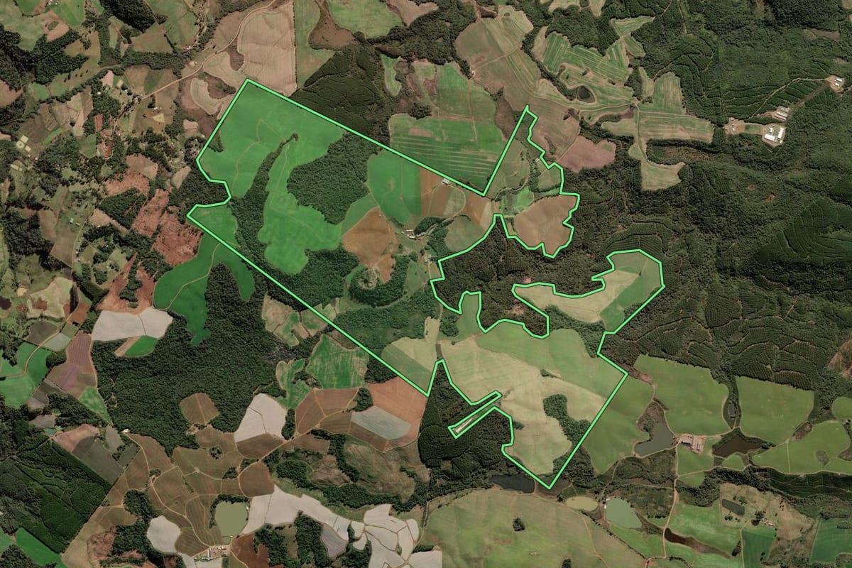 Imagem de satélite do imóvel rural em Fraiburgo (SC), com o contorno declarado no CAR desenhado por cima.