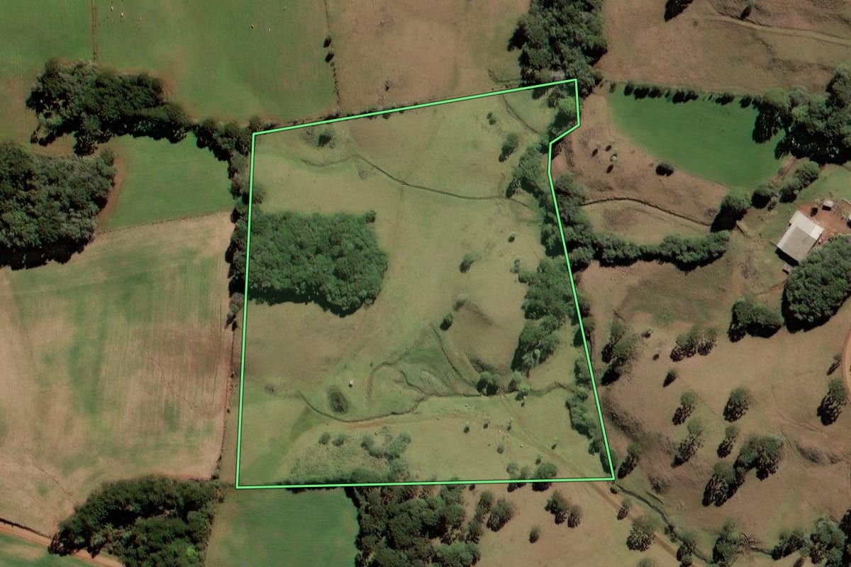 Imagem de satélite do imóvel rural em Fraiburgo (SC), com o contorno declarado no CAR desenhado por cima.