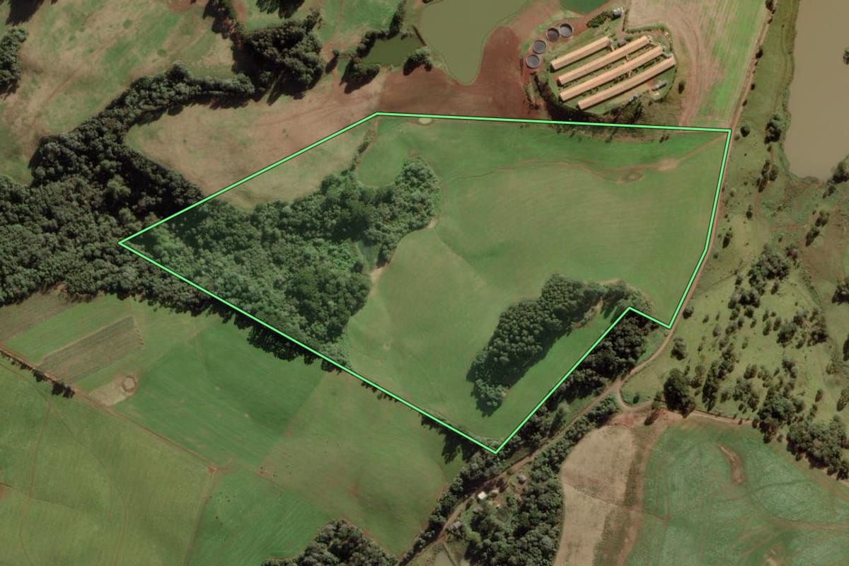 Imagem de satélite do imóvel rural em Fraiburgo (SC), com o contorno declarado no CAR desenhado por cima.