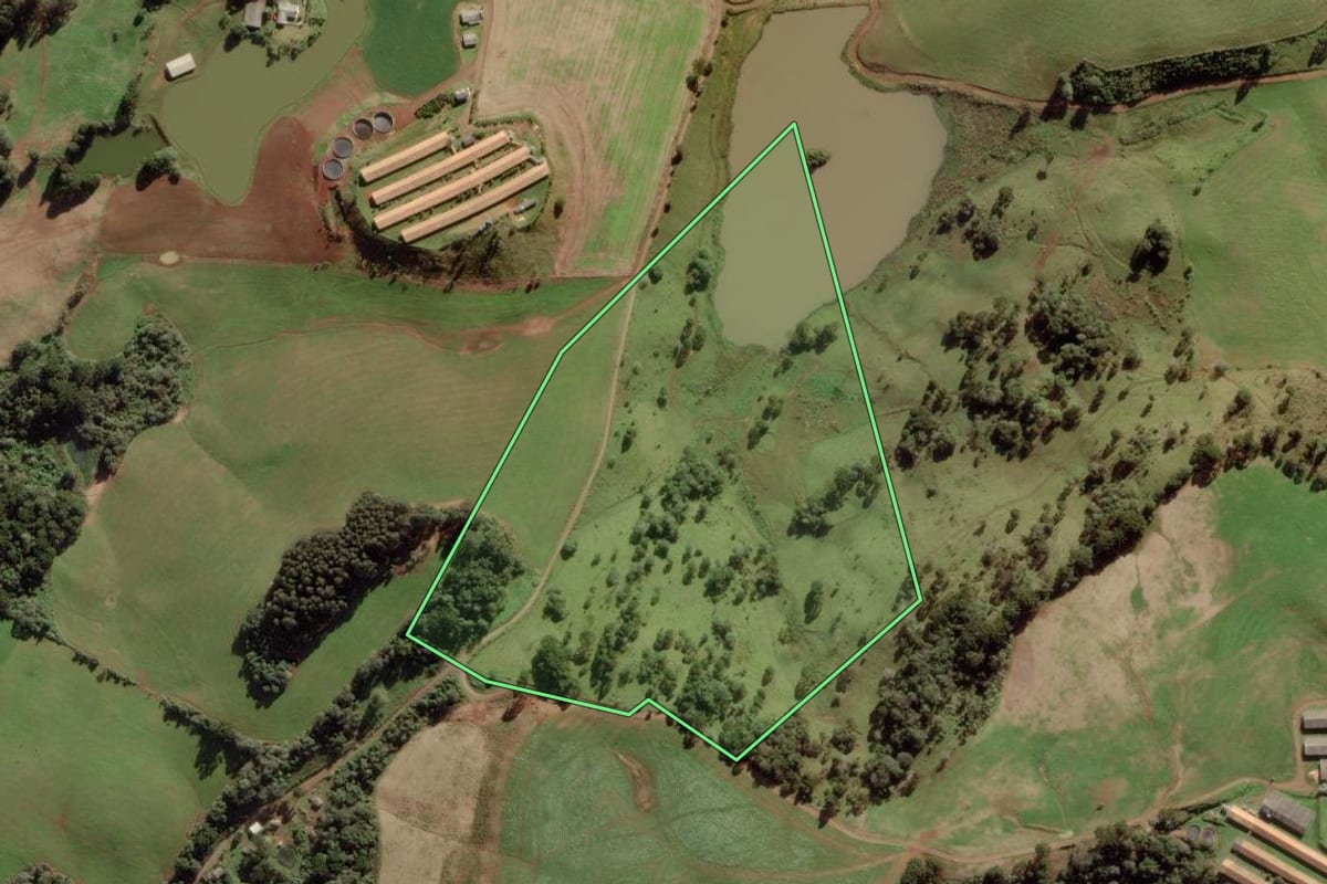 Imagem de satélite do imóvel rural em Fraiburgo (SC), com o contorno declarado no CAR desenhado por cima.