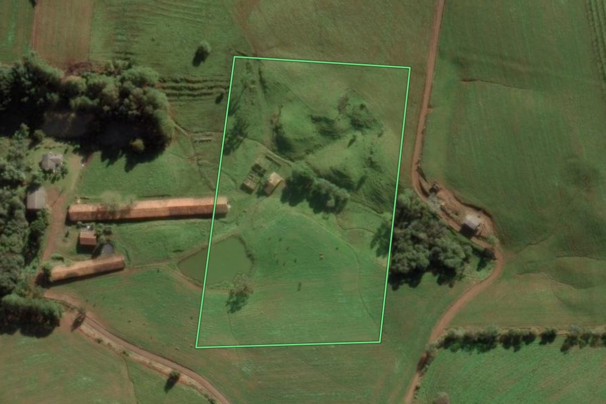 Imagem de satélite do imóvel rural em Fraiburgo (SC), com o contorno declarado no CAR desenhado por cima.