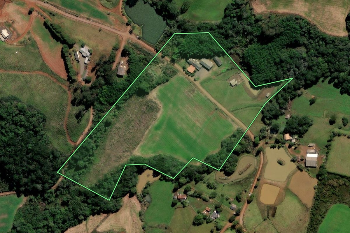 Imagem de satélite do imóvel rural em Fraiburgo (SC), com o contorno declarado no CAR desenhado por cima.