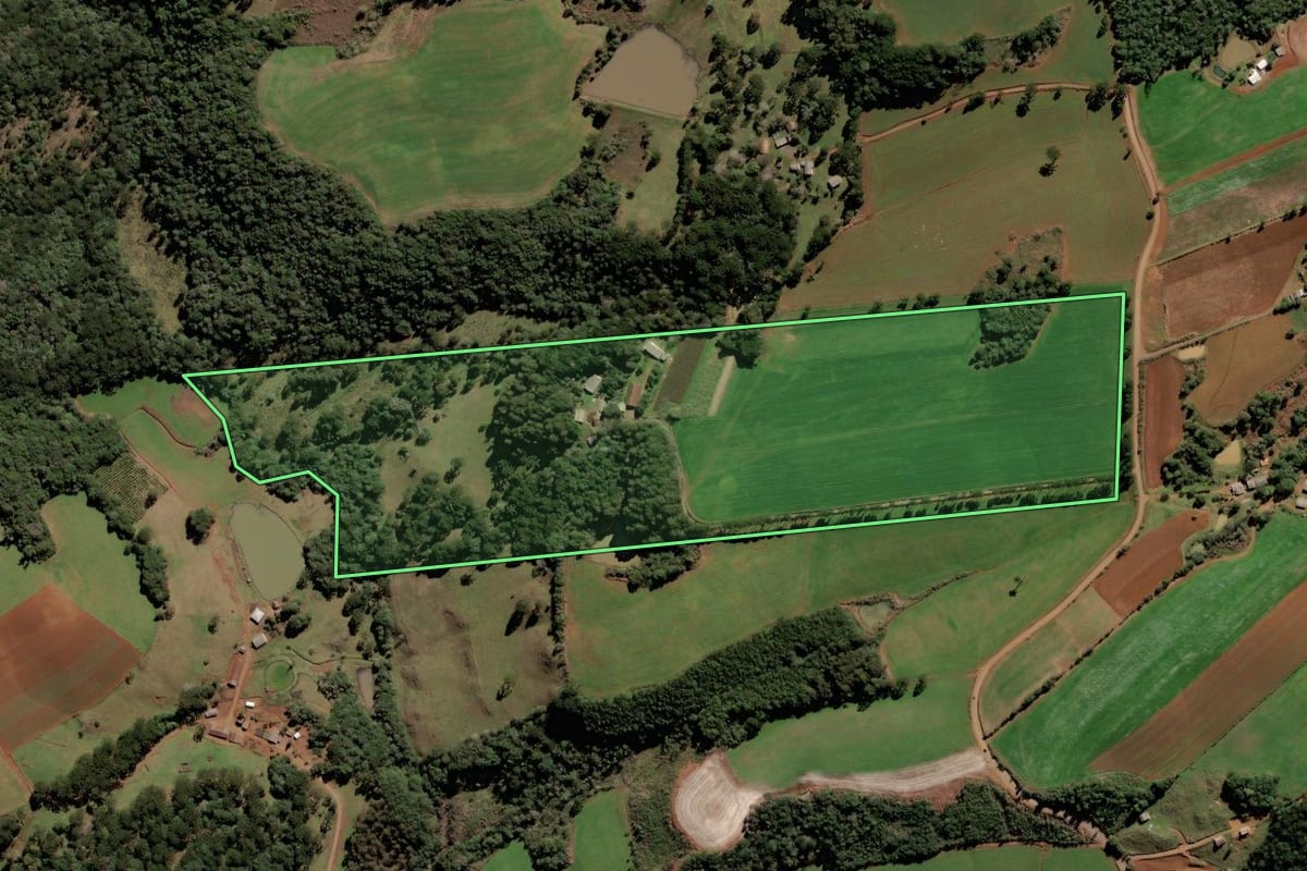 Imagem de satélite do imóvel rural em Fraiburgo (SC), com o contorno declarado no CAR desenhado por cima.
