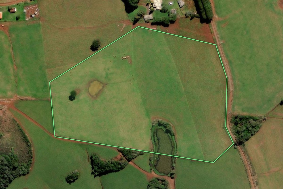 Imagem de satélite do imóvel rural em Fraiburgo (SC), com o contorno declarado no CAR desenhado por cima.