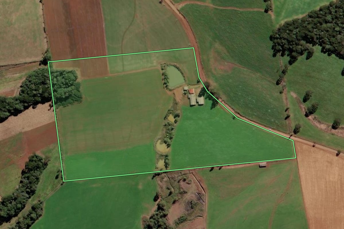 Imagem de satélite do imóvel rural em Fraiburgo (SC), com o contorno declarado no CAR desenhado por cima.