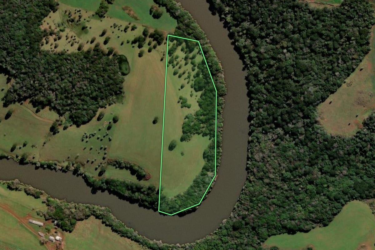 Imagem de satélite do imóvel rural em Frei Rogério (SC), com o contorno declarado no CAR desenhado por cima.