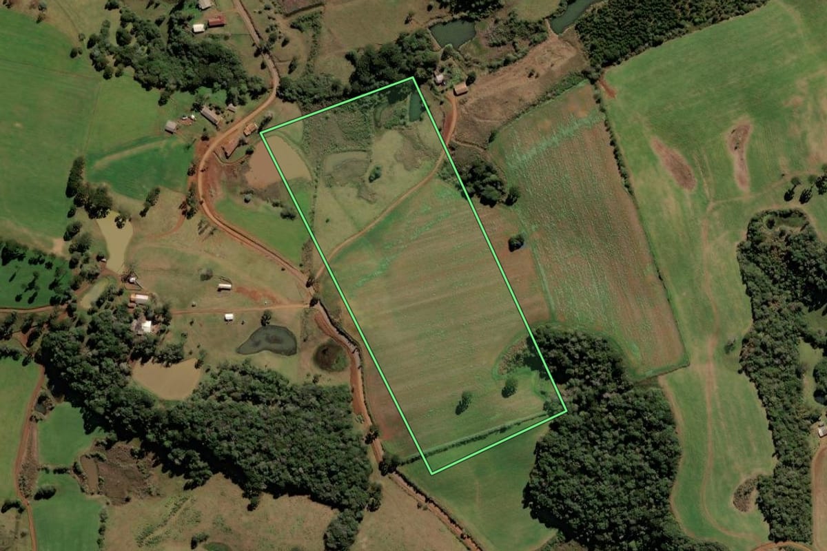Imagem de satélite do imóvel rural em Frei Rogério (SC), com o contorno declarado no CAR desenhado por cima.