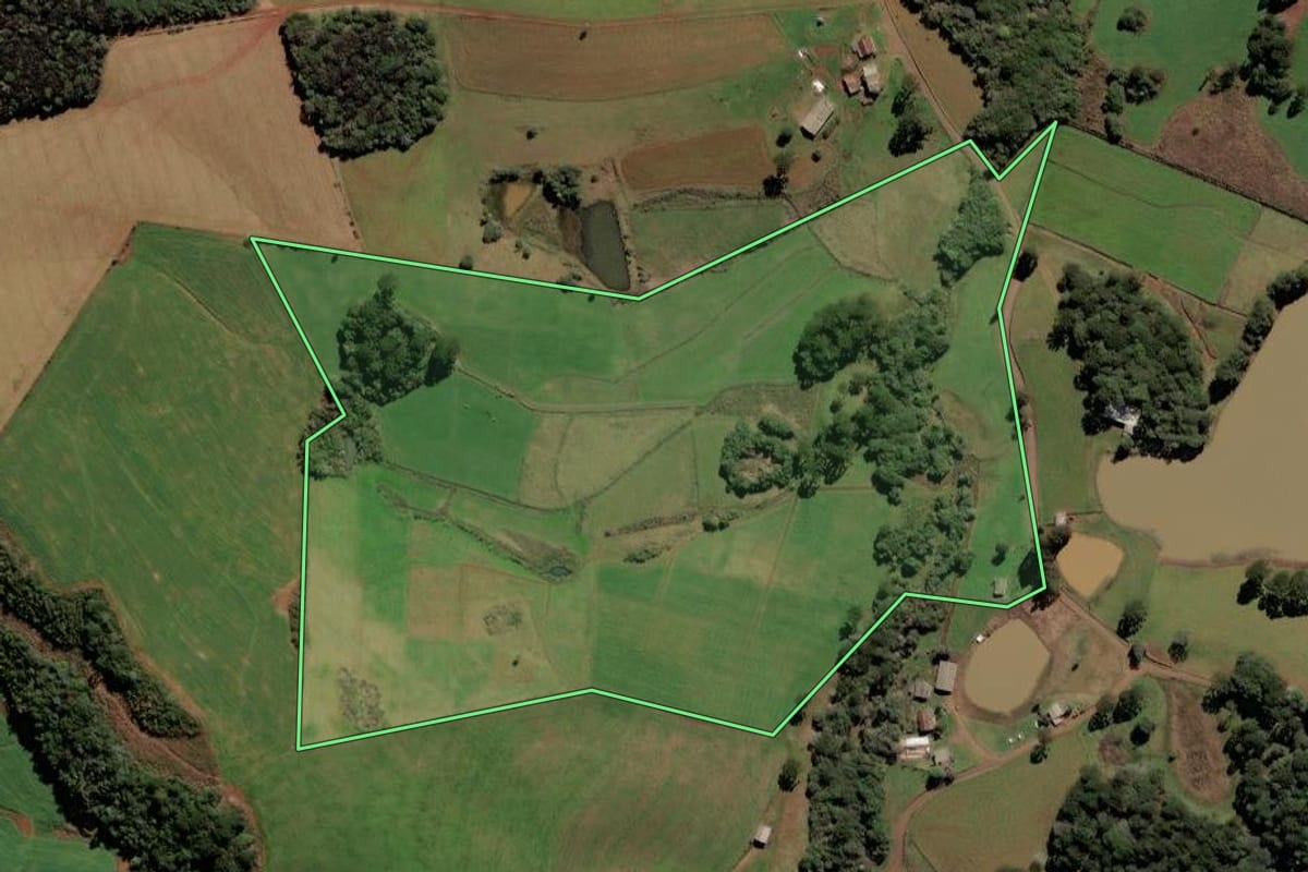 Imagem de satélite do imóvel rural em Frei Rogério (SC), com o contorno declarado no CAR desenhado por cima.
