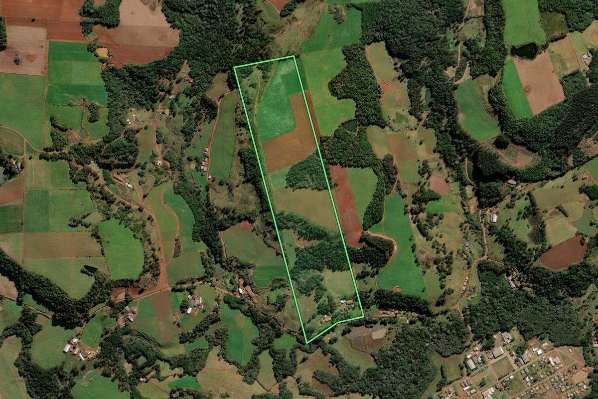 Imagem de satélite do imóvel rural em Frei Rogério (SC), com o contorno declarado no CAR desenhado por cima.