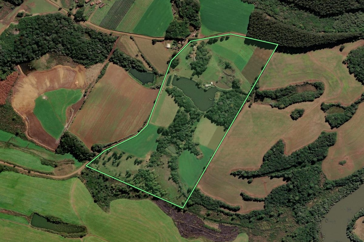 Imagem de satélite do imóvel rural em Frei Rogério (SC), com o contorno declarado no CAR desenhado por cima.