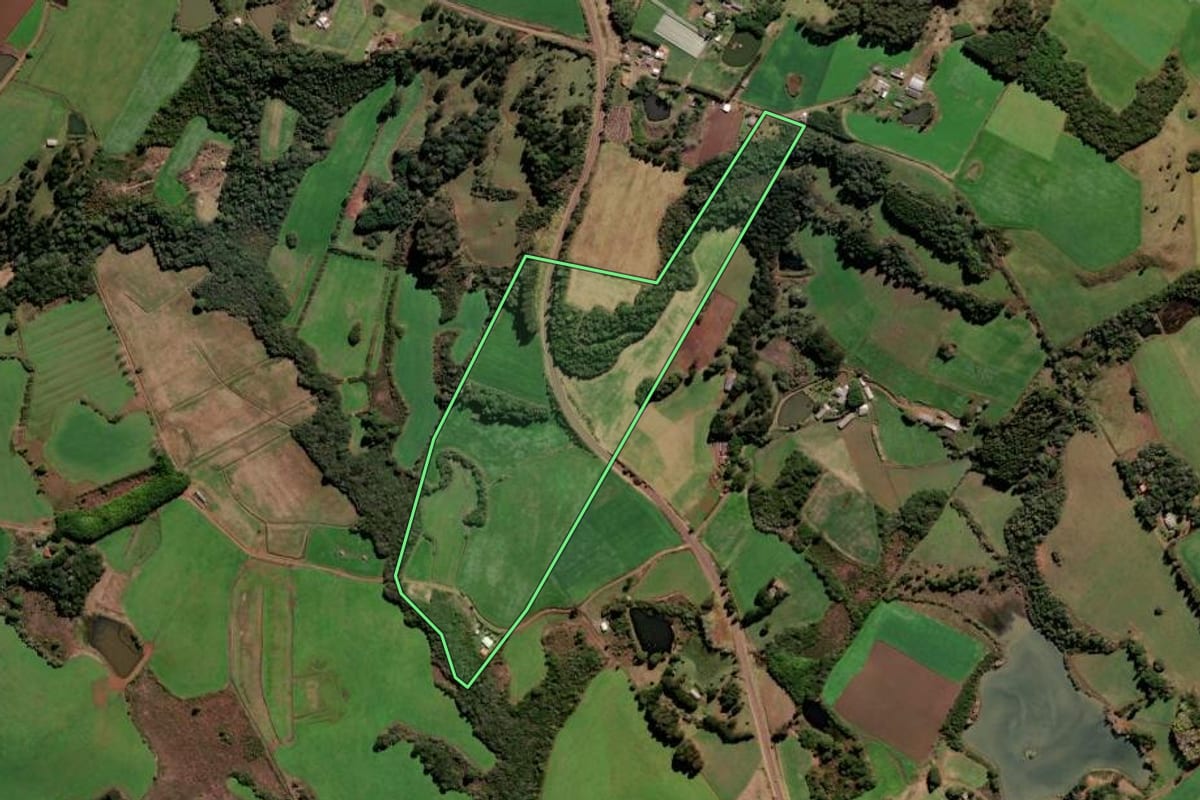 Imagem de satélite do imóvel rural em Frei Rogério (SC), com o contorno declarado no CAR desenhado por cima.