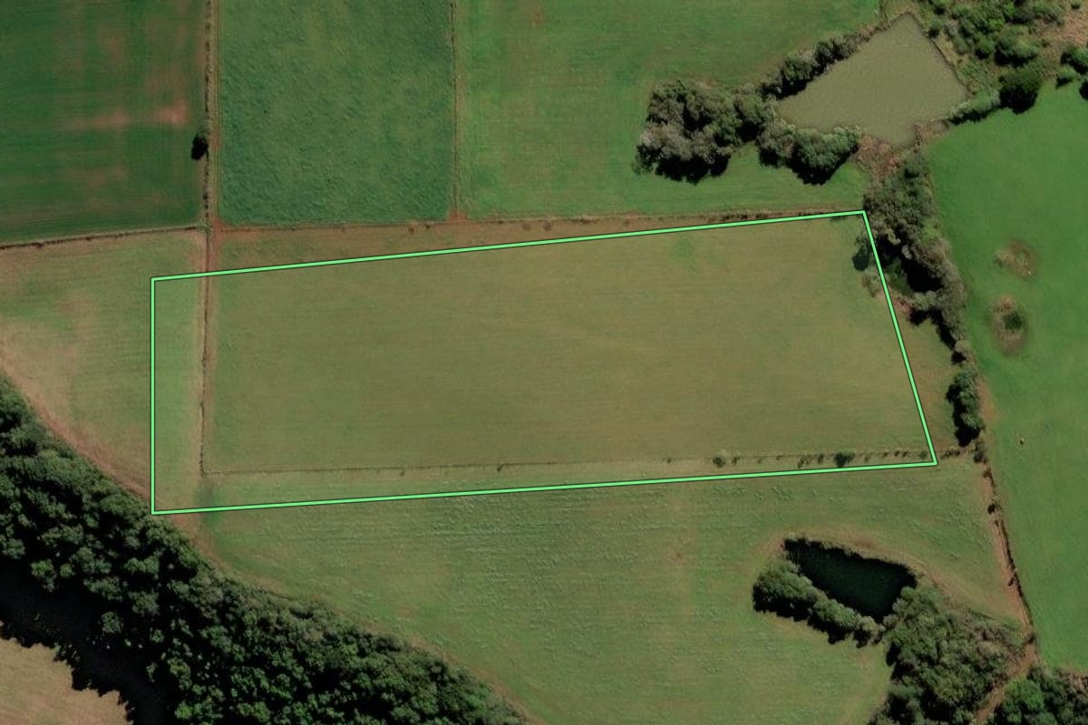 Imagem de satélite do imóvel rural em Frei Rogério (SC), com o contorno declarado no CAR desenhado por cima.