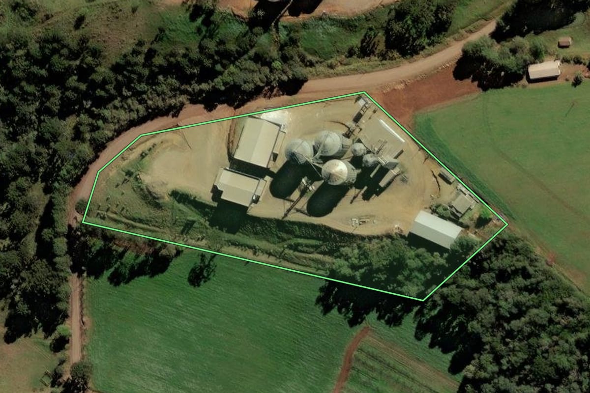 Imagem de satélite do imóvel rural em Frei Rogério (SC), com o contorno declarado no CAR desenhado por cima.