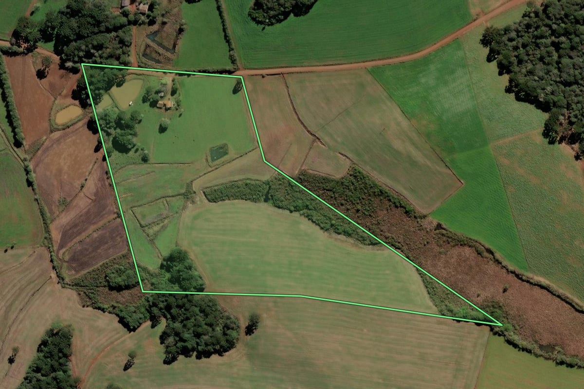 Imagem de satélite do imóvel rural em Frei Rogério (SC), com o contorno declarado no CAR desenhado por cima.