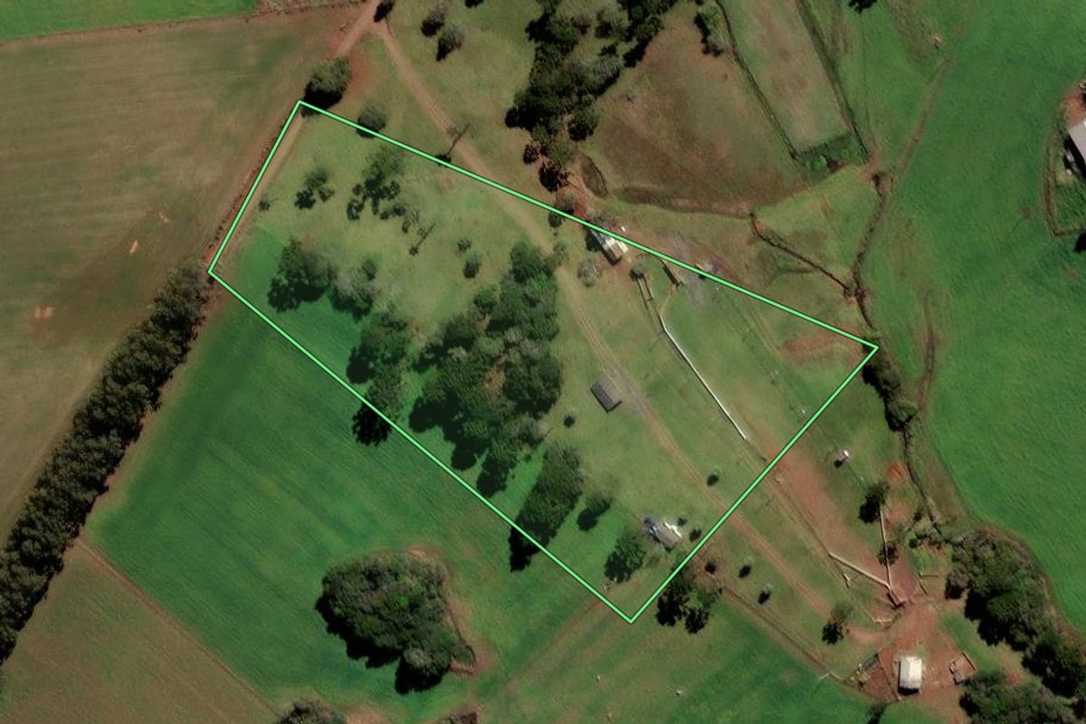Imagem de satélite do imóvel rural em Frei Rogério (SC), com o contorno declarado no CAR desenhado por cima.