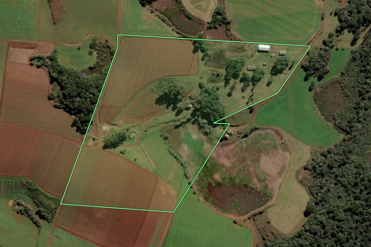 Imagem de satélite do imóvel rural em Frei Rogério (SC), com o contorno declarado no CAR desenhado por cima.