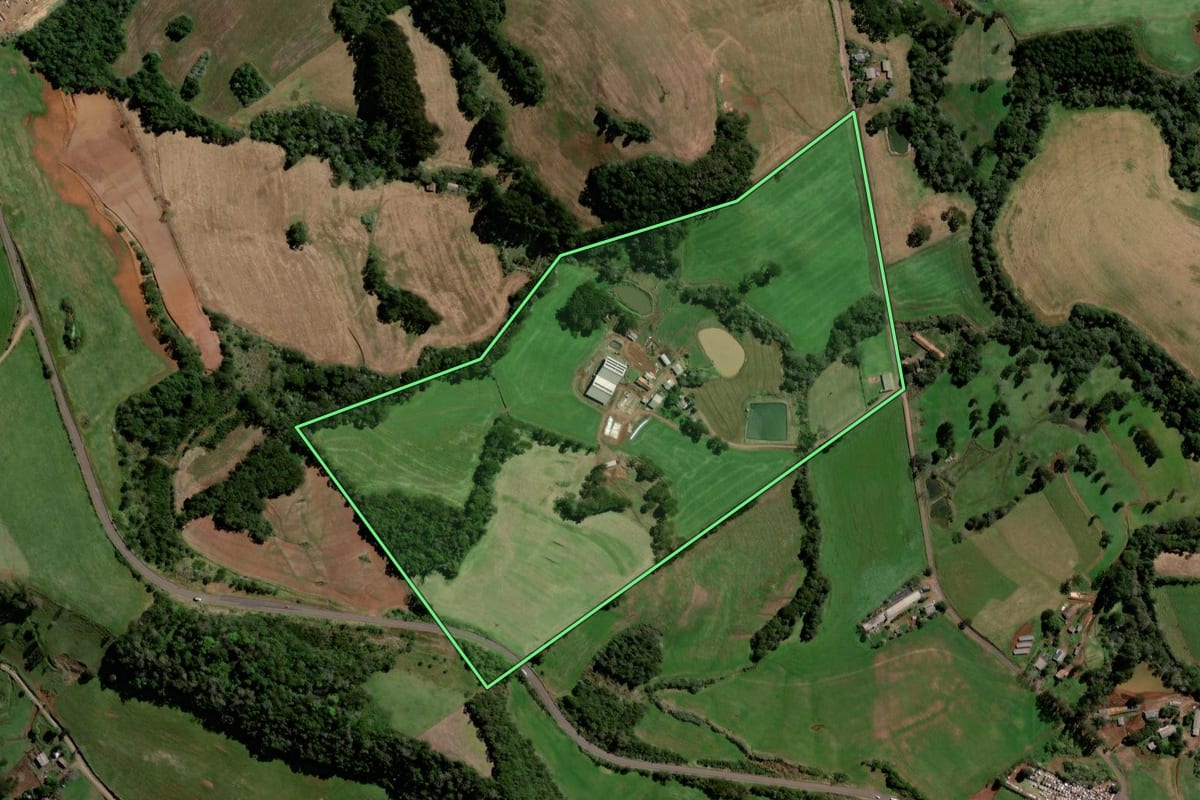 Imagem de satélite do imóvel rural em Galvão (SC), com o contorno declarado no CAR desenhado por cima.
