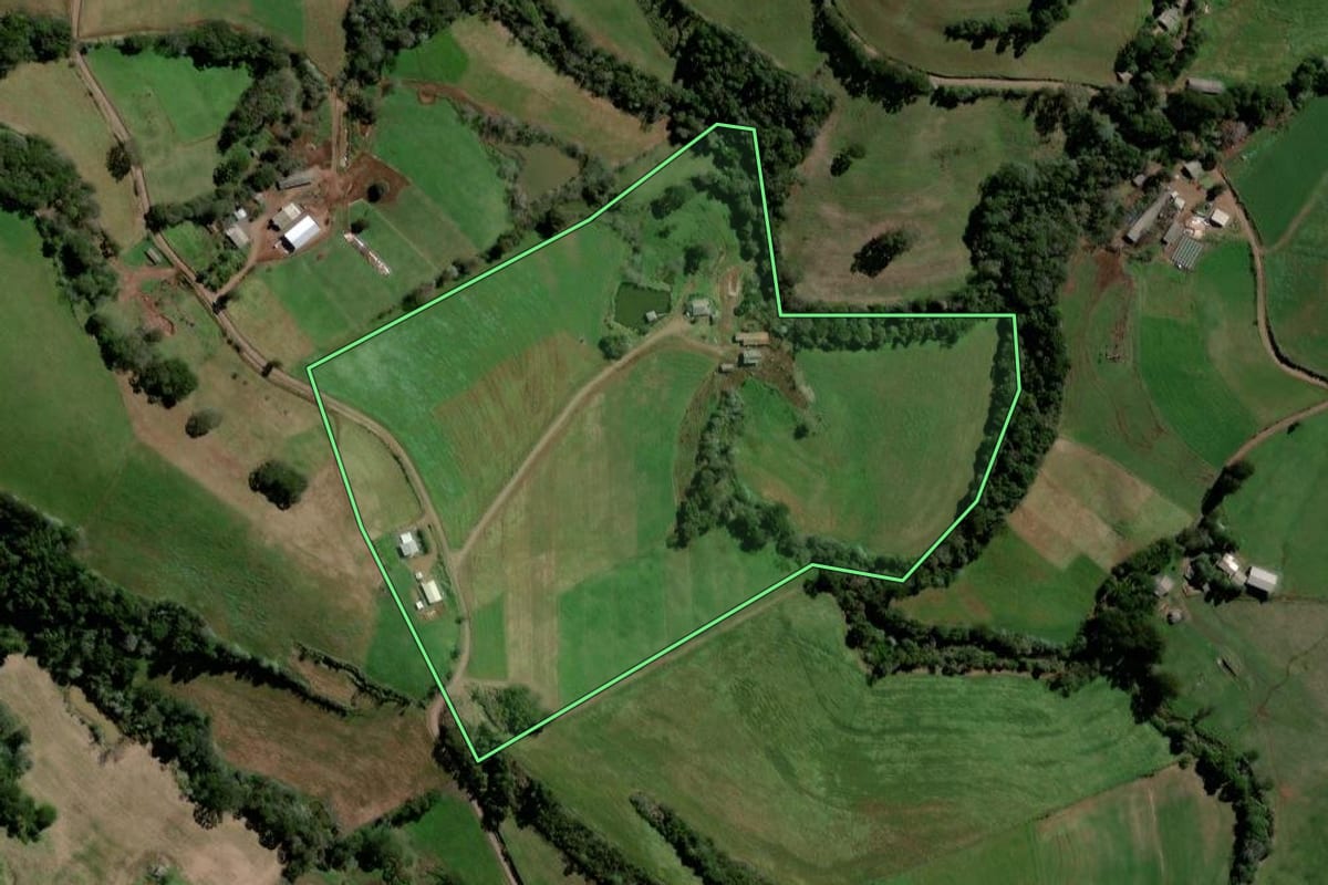 Imagem de satélite do imóvel rural em Galvão (SC), com o contorno declarado no CAR desenhado por cima.