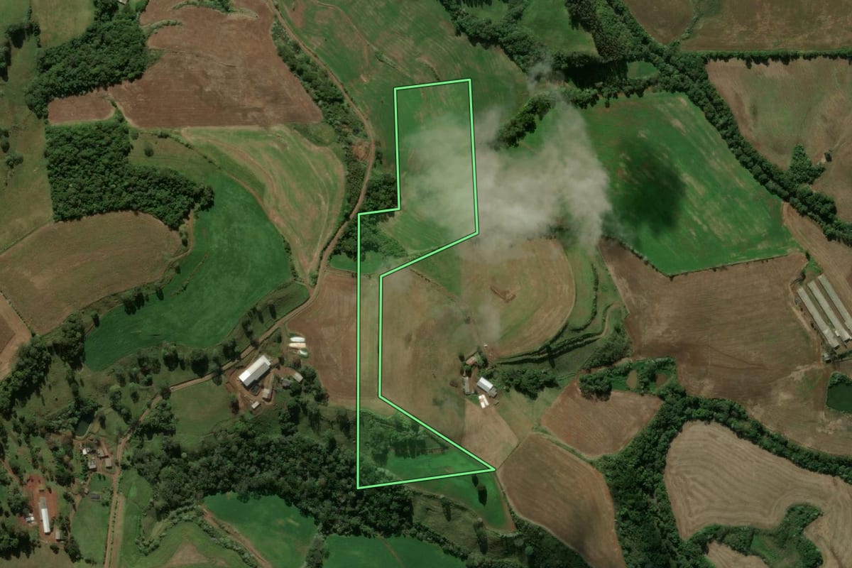 Imagem de satélite do imóvel rural em Galvão (SC), com o contorno declarado no CAR desenhado por cima.