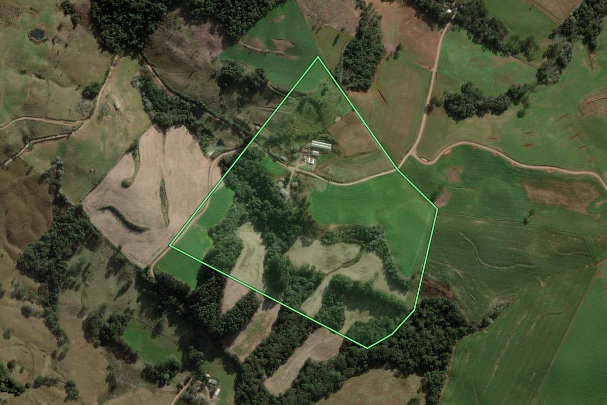 Imagem de satélite do imóvel rural em Galvão (SC), com o contorno declarado no CAR desenhado por cima.
