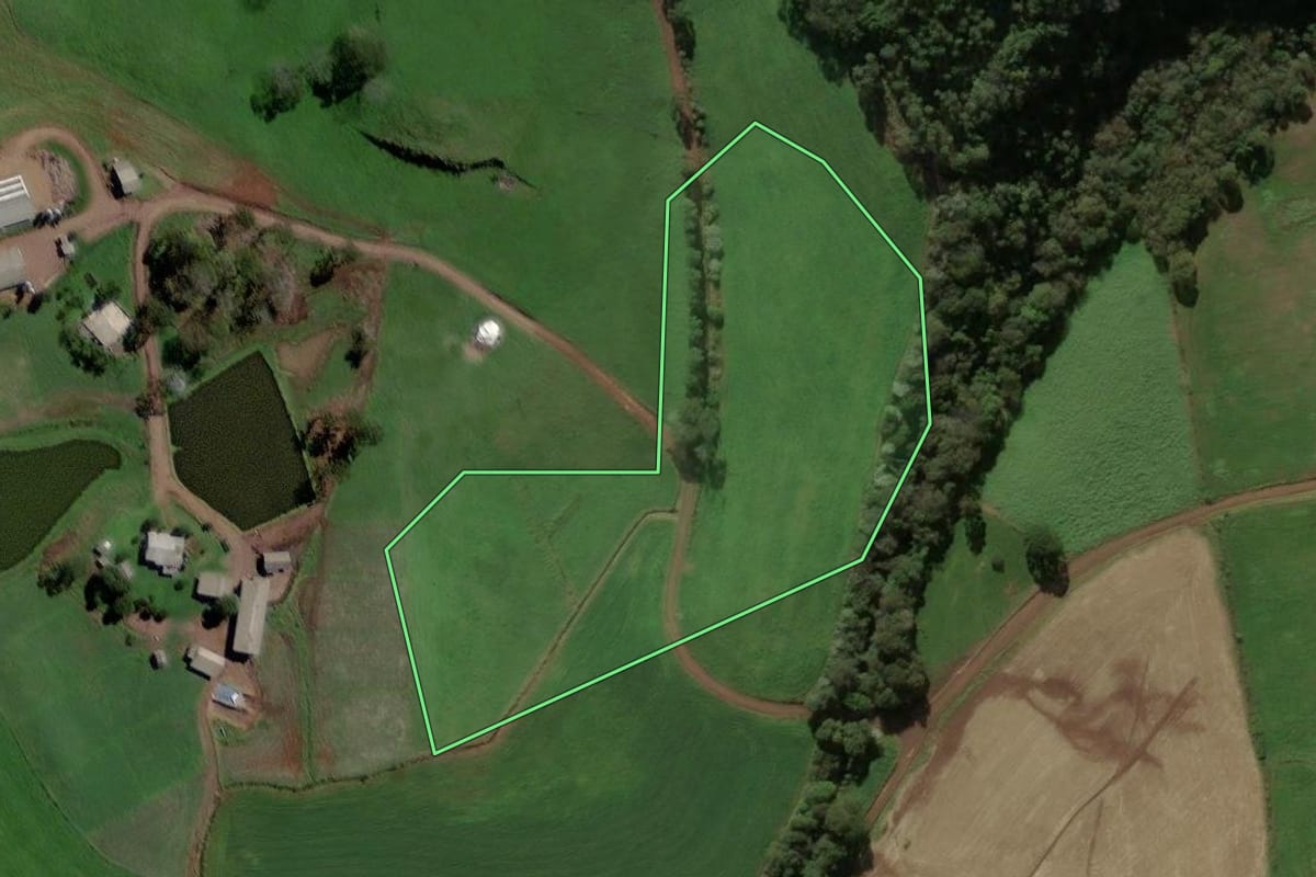 Imagem de satélite do imóvel rural em Galvão (SC), com o contorno declarado no CAR desenhado por cima.