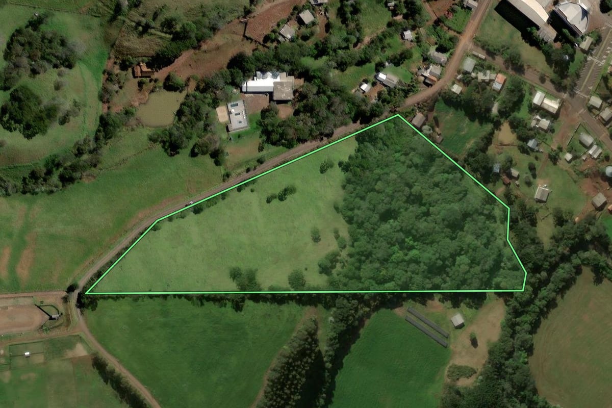 Imagem de satélite do imóvel rural em Galvão (SC), com o contorno declarado no CAR desenhado por cima.