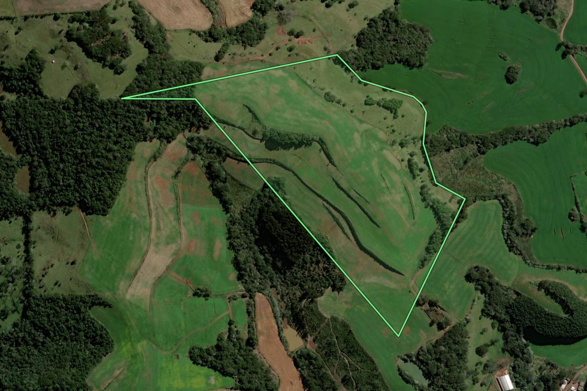 Imagem de satélite do imóvel rural em Galvão (SC), com o contorno declarado no CAR desenhado por cima.