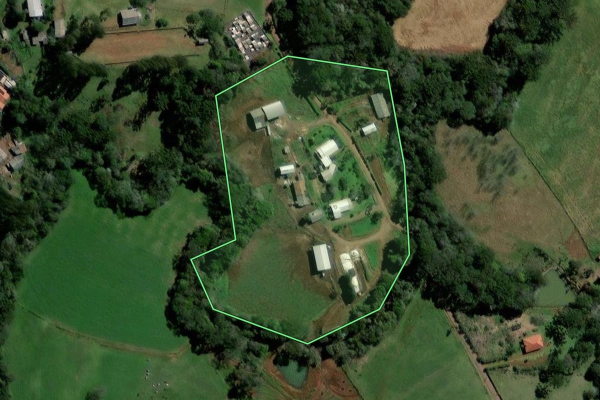 Imagem de satélite do imóvel rural em Galvão (SC), com o contorno declarado no CAR desenhado por cima.