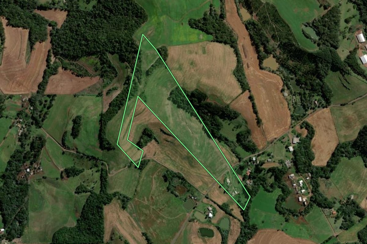 Imagem de satélite do imóvel rural em Galvão (SC), com o contorno declarado no CAR desenhado por cima.