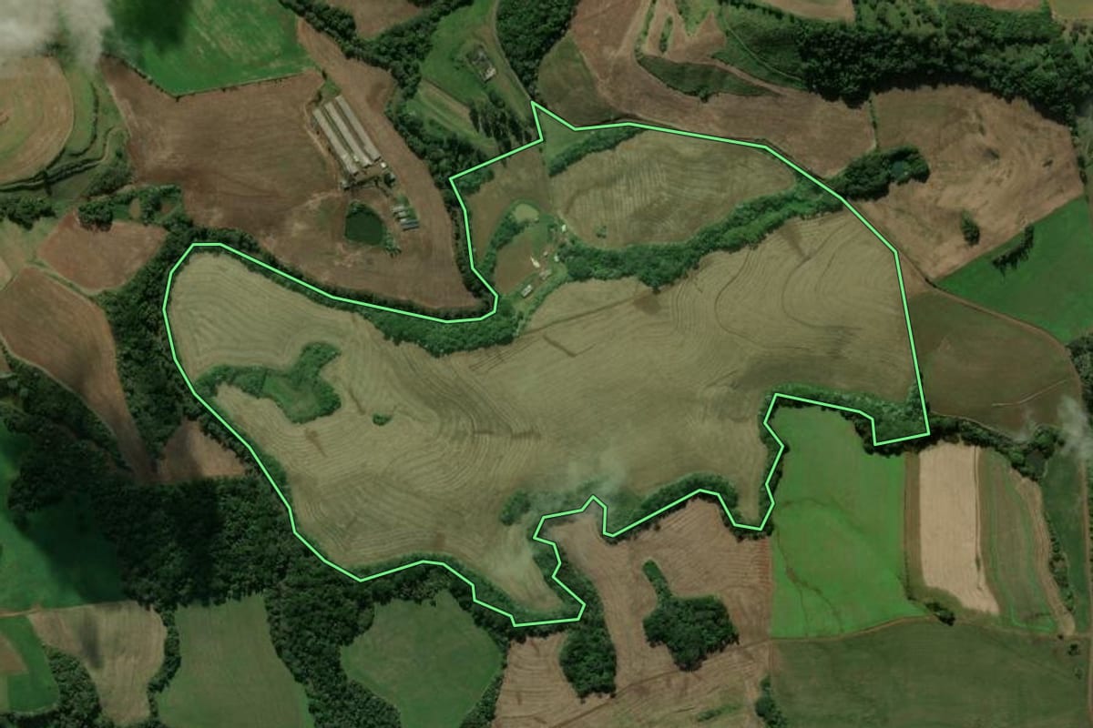 Imagem de satélite do imóvel rural em Galvão (SC), com o contorno declarado no CAR desenhado por cima.