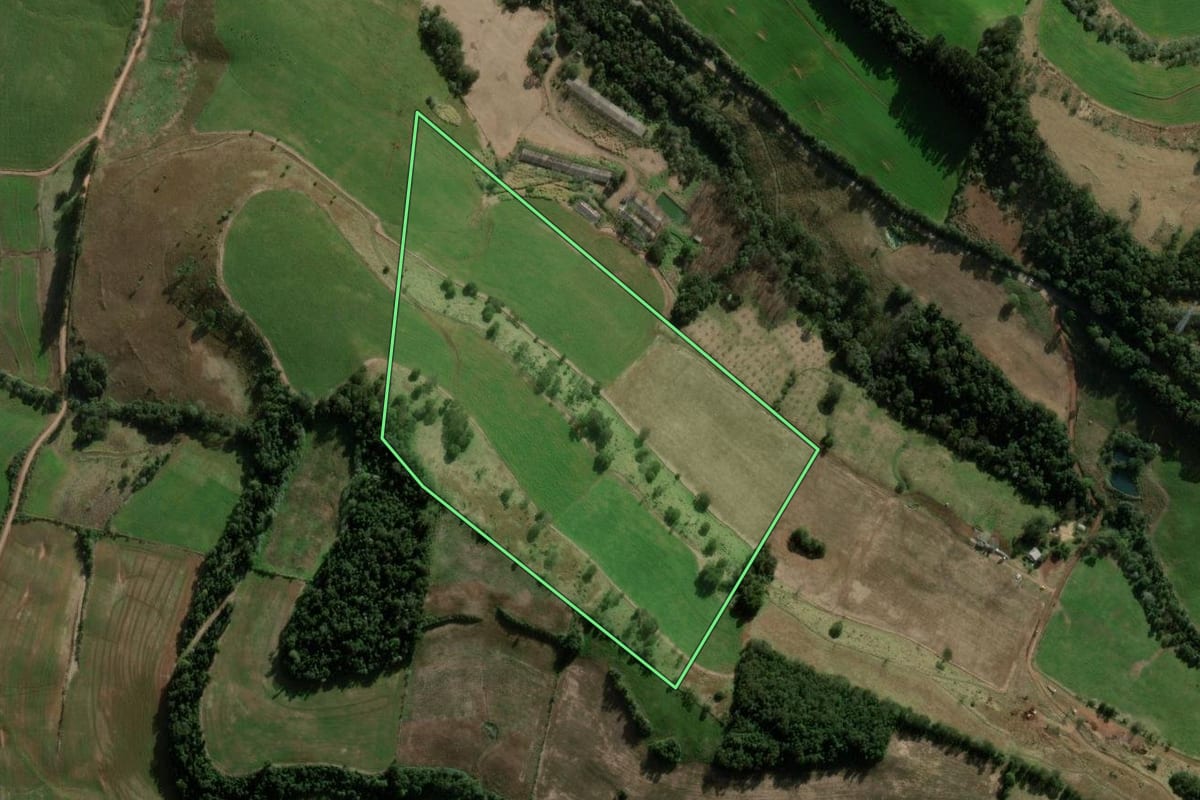 Imagem de satélite do imóvel rural em Galvão (SC), com o contorno declarado no CAR desenhado por cima.
