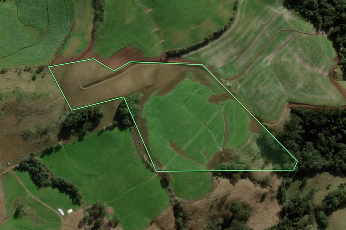 Imagem de satélite do imóvel rural em Galvão (SC), com o contorno declarado no CAR desenhado por cima.